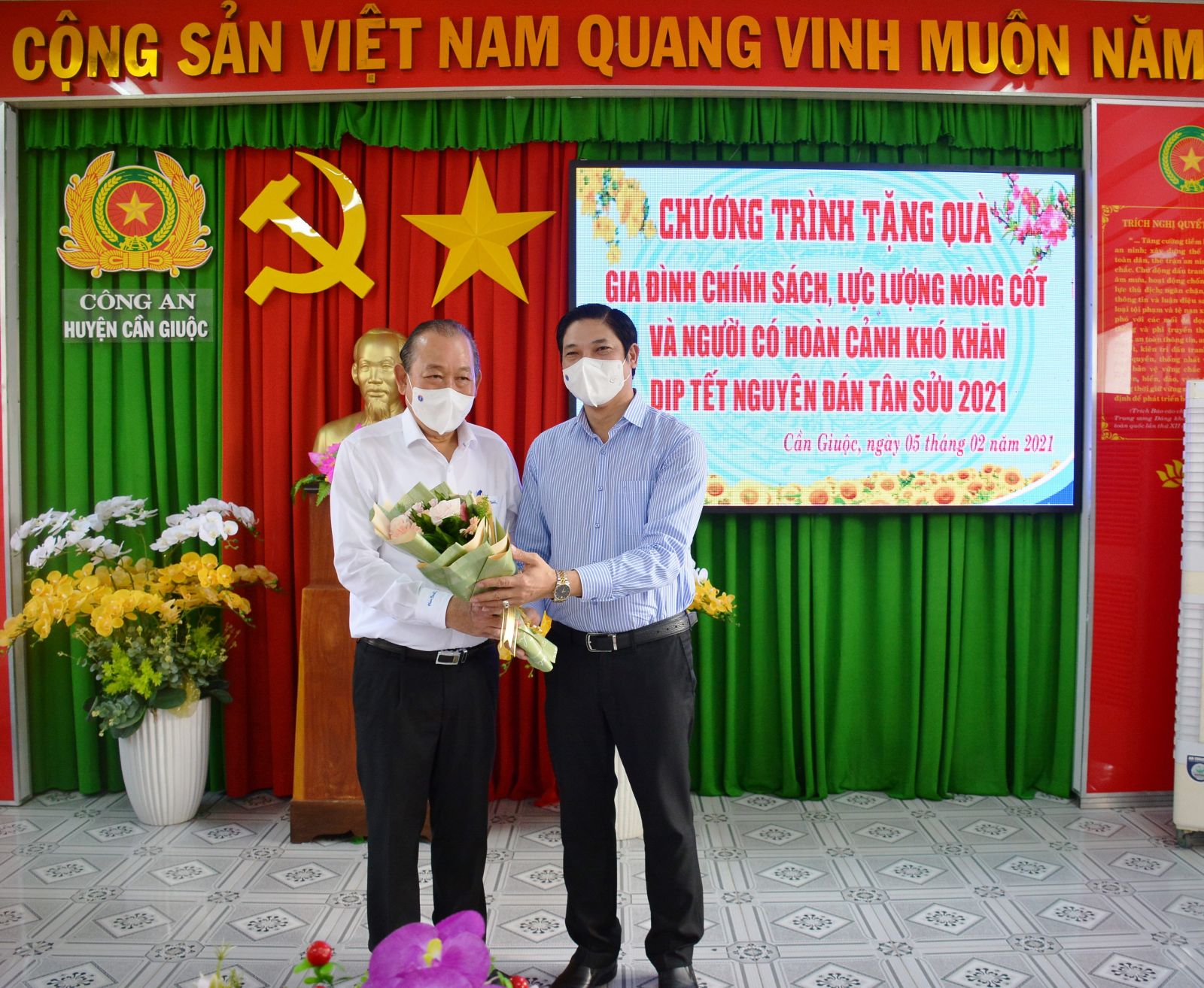 The Secretary of Can Giuoc Party Committee – Pham Van Bon rewards the Permanent Deputy Prime Minister - Truong Hoa Binh with grateful flowers