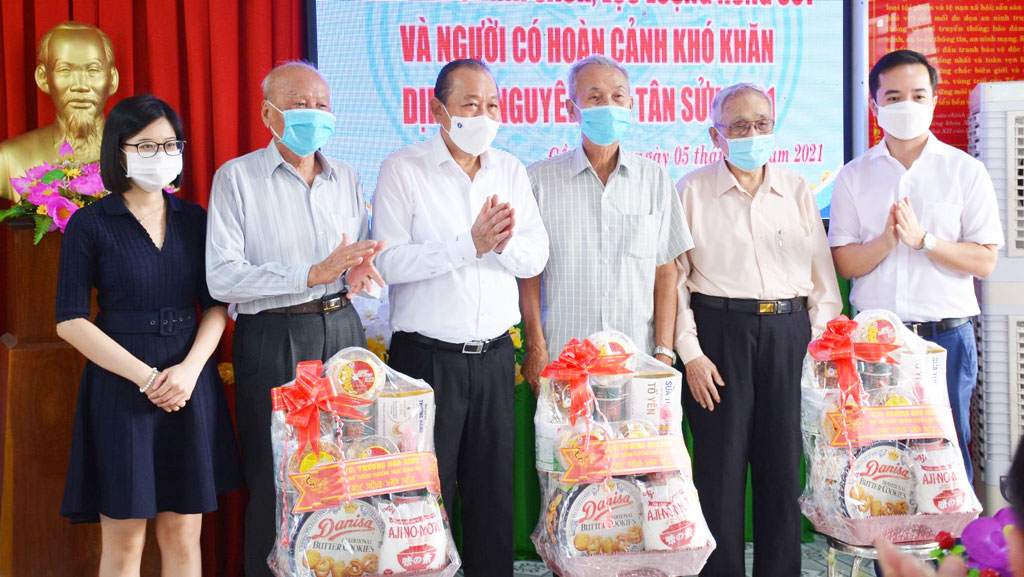 Gifts given to veteran officials, policy beneficiary families in Can Giuoc