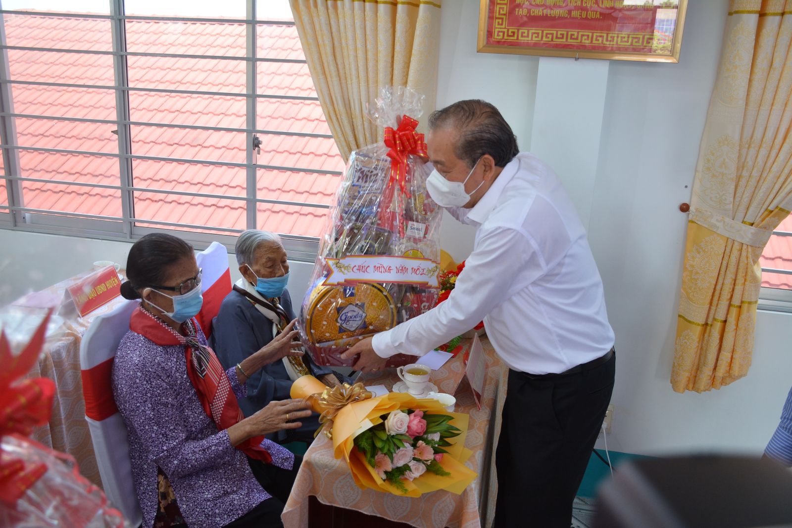 The Standing Deputy Prime Minister - Truong Hoa Binh affectionately gives Tet gifts to Vietnamese Heroic Mothers