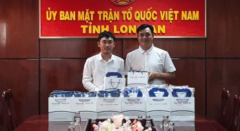 Huyndai Long An trao áo thương hiệu cho UBMTTQVN tỉnh