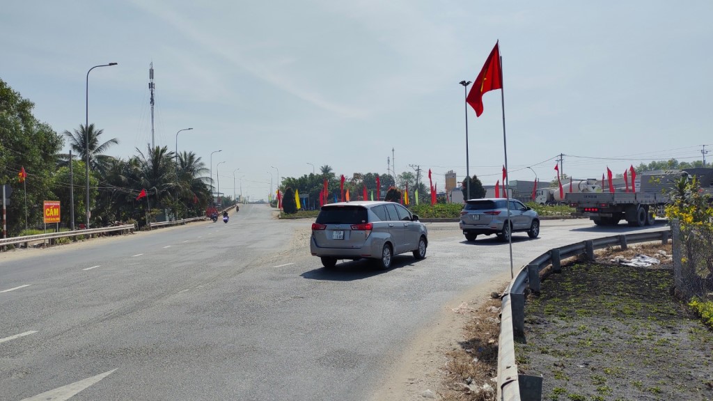 Traffic circle under Tra River Bridge and the PR 830 get bustling during the fast-approaching New Year's Days