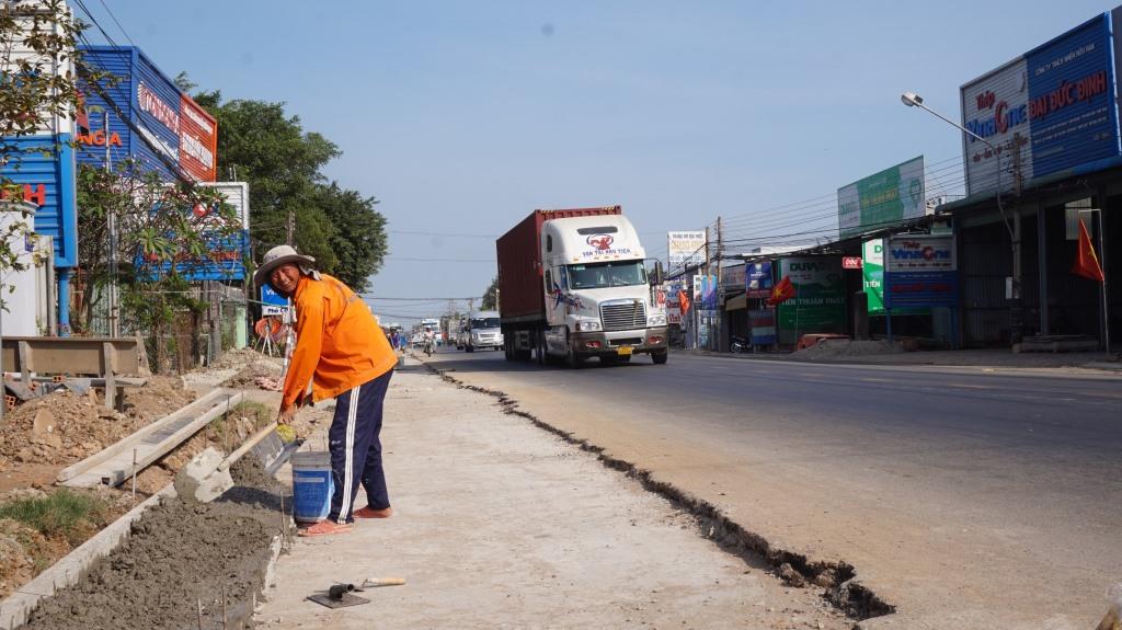 Workers of Joint Stock Company 674 are constructing the sidewalk section of National Highway (NH) 62 Route on the third kilometer-range (from bypass route of the NH 1A to the Can Dot sewer in Ward 6 of Tan An city)