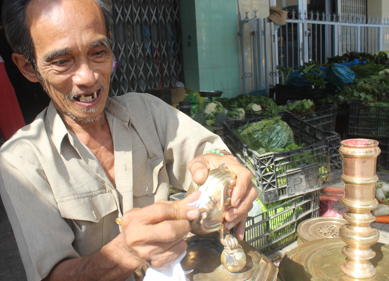 Dịp tết, người thợ đánh bóng lư đồng có thể bỏ túi hơn chục triệu đồng