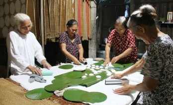 Nặng lòng với nghề quết bánh phồng Mỹ Lệ