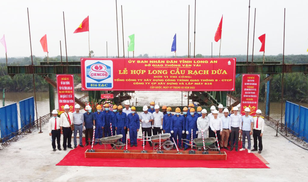 The closure ceremony of the main span occurrs