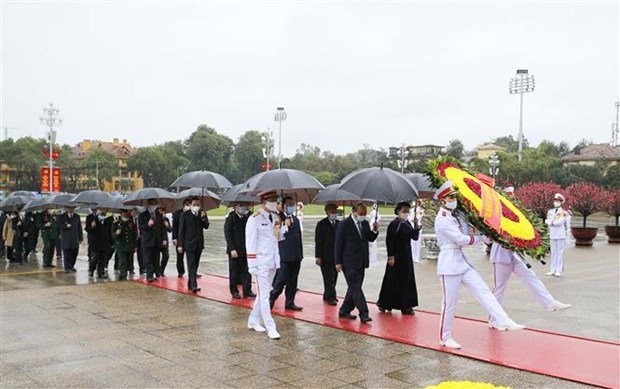 Party and State leaders pay tribute to President Ho Chi Minh at his mausoleum in Hanoi (Photo: VNA)