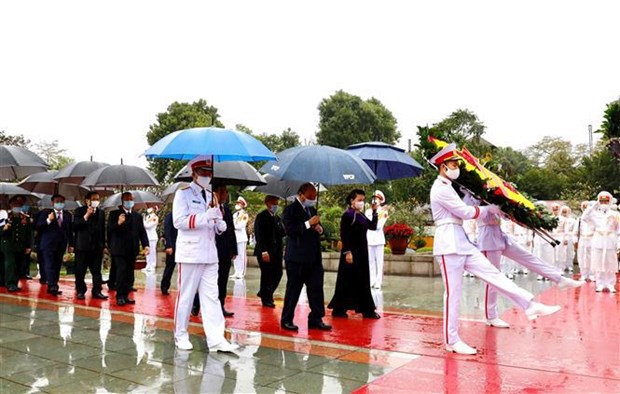 Party and State leaders pay tribute to fallen combatants (Photo: VNA)