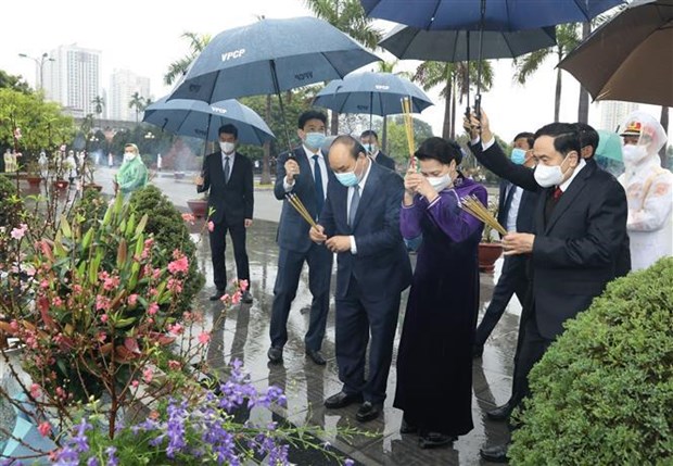 Prime Minister Nguyen Xuan Phuc, NA Chairwoman Nguyen Thi Kim Ngan and President of the VFF Central Committee Tran Thanh Man offer incense in tribute to revolutionaries and heroic martyrs at Mai Dich Cemetery (Photo: VNA)