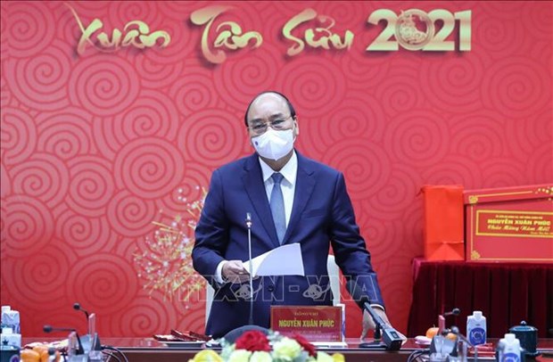 Prime Minister Nguyen Xuan Phuc speaks at a meeting with medical workers on February 9. (Photo: VNA)