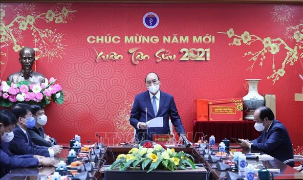 Prime Minister Nguyen Xuan Phuc speaks at a meeting with medical workers on February 9. (Photo: VNA)