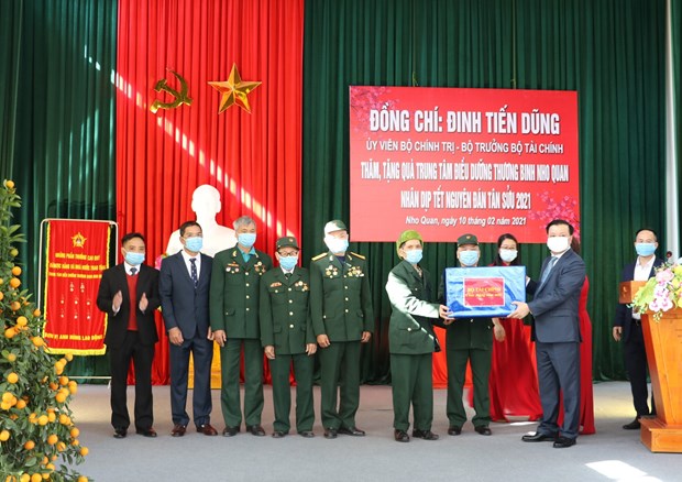 Minister of Finance Dinh Tien Dung visits and presents gifts to war invalids and ill soldiers in Nho Quan district, the northern province of Ninh Binh. (Photo: VNA)