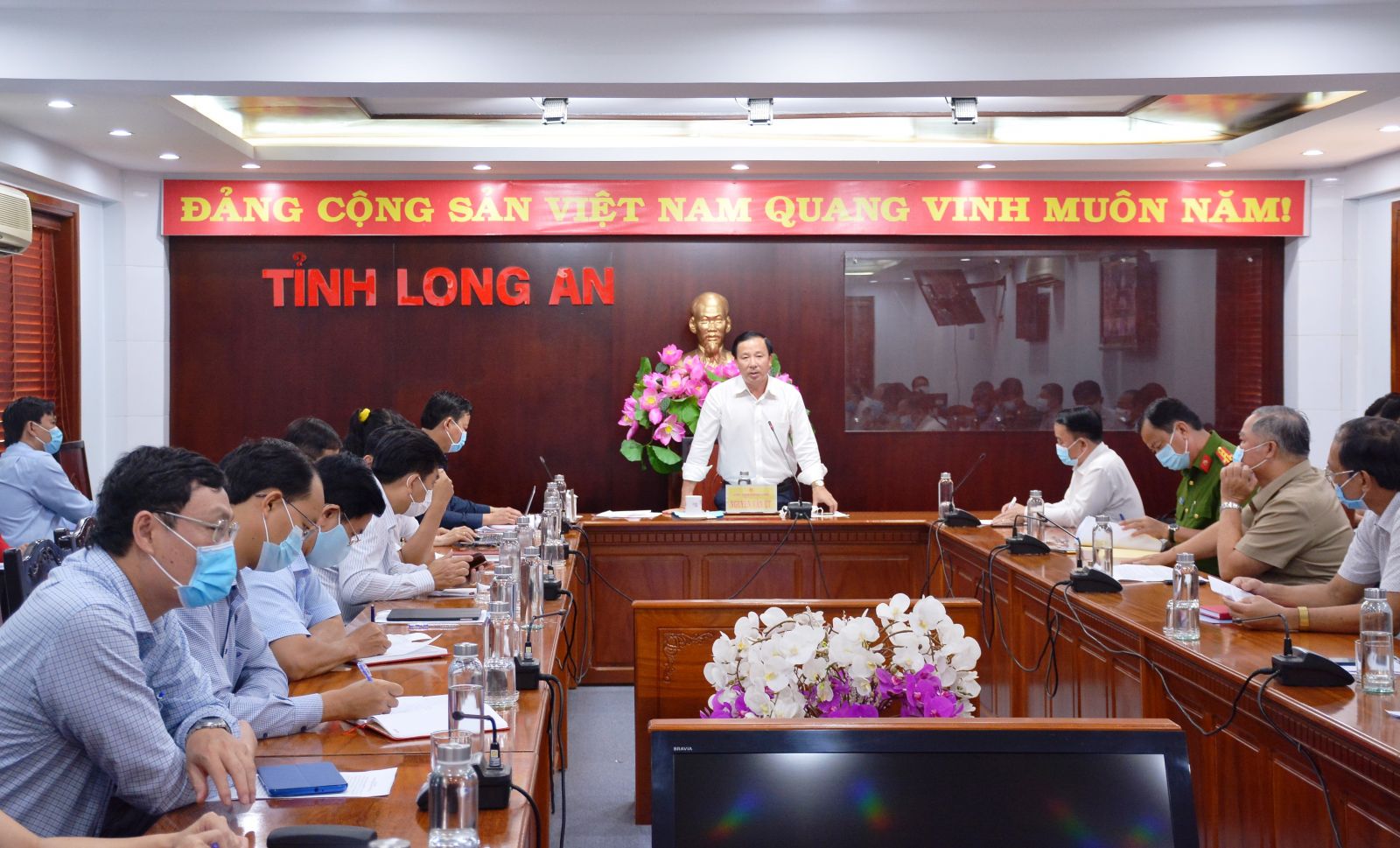 Chairman of the Provincial People's Committee, Head of the Long An Steering Committee for the Prevention and Control of Dangerous Diseases on human - Nguyen Van Ut requests that branches and localities do not neglect, are not subjective, focus on strictly implementing the work of preventing and controlling Covid-19 epidemic during the Lunar New Year