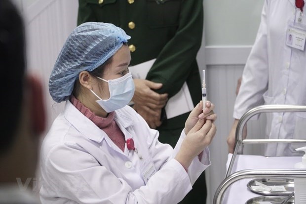 A medical worker prepares to inject Nanocovax, Vietnam's first vaccine against COVID-19, into a volunteer as part of the human trials (Photo: VNA)