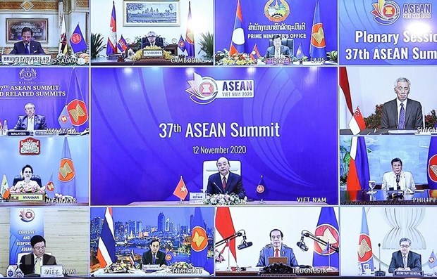 Prime Minister Nguyen Xuan Phuc (centre) chairs the online 37th ASEAN Summit on November 12 (Photo: VNA)