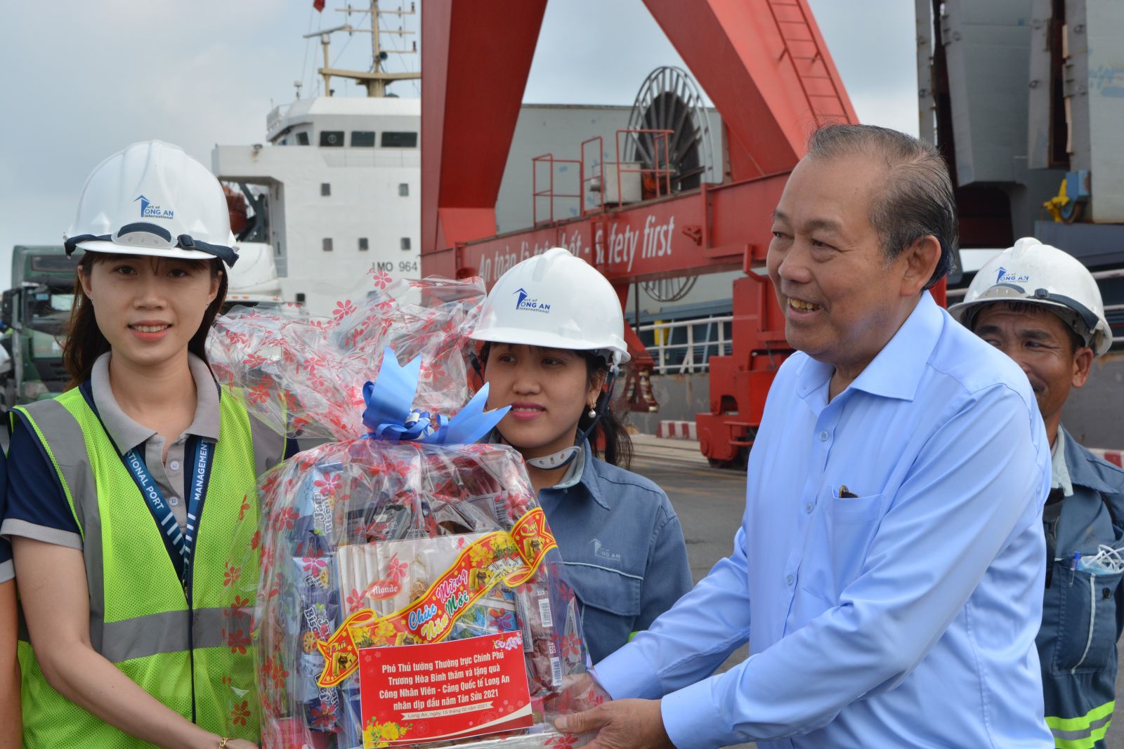 Standing Deputy Prime Minister - Truong Hoa Binh presents gifts to employees working at Long An International Port