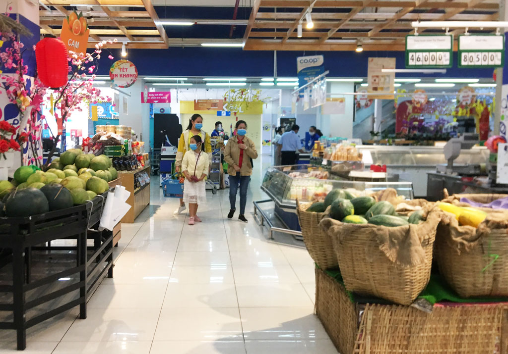 Foot traffic at supermarkets is quite sparse, greatly fewer than those on before-Tet 