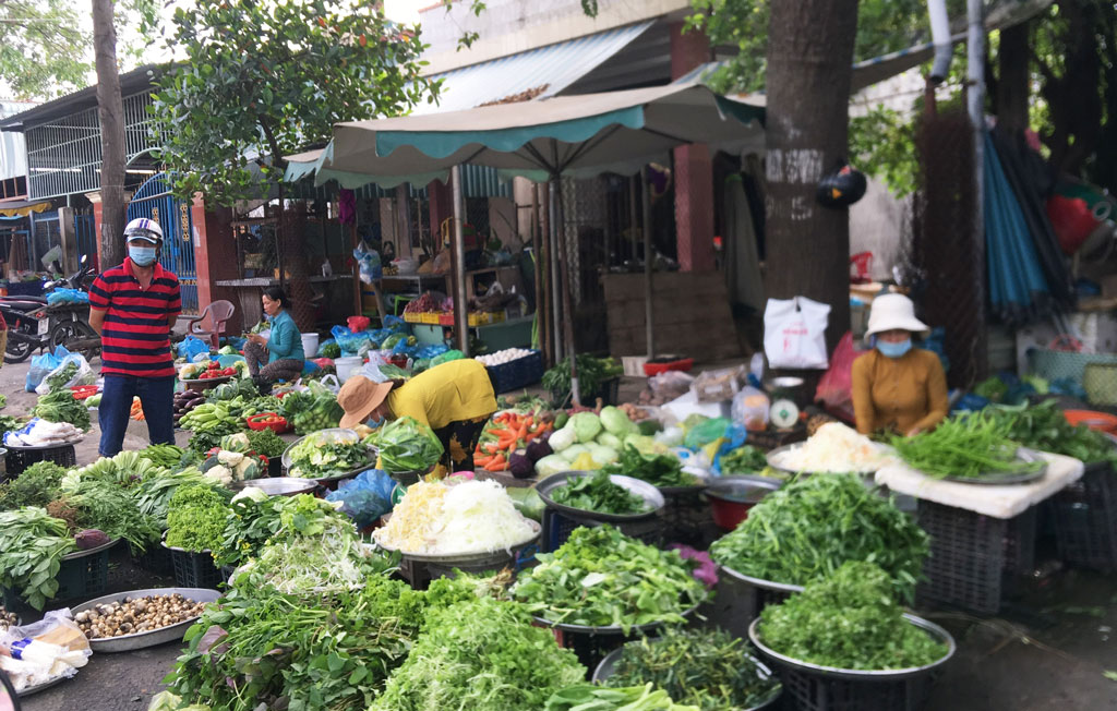 Fruit and vegetables prices at markets inconsiderably fluctuate 