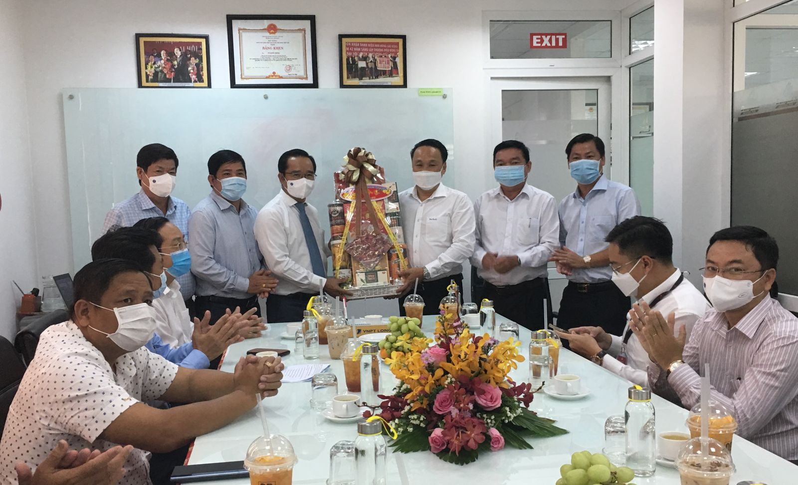 Secretary of the Provincial Party Committee, Chairman of the Provincial People's Council - Nguyen Van Thu (3rd , L, standing row) presents gifts, visits about the activities of Thuan Dao Industrial Park