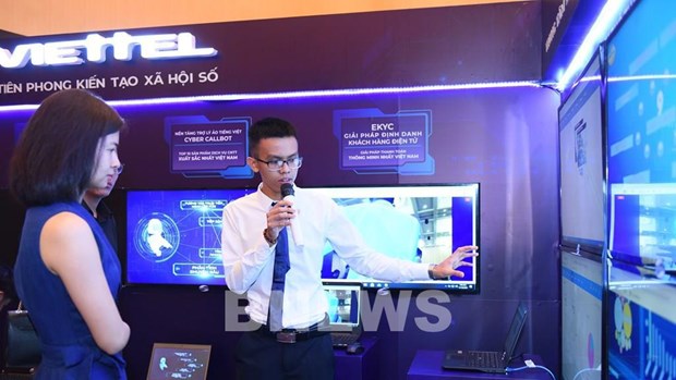 A staff of Viettel introduces about the tech giant's two "Make in Vietnam" technologies - Cyber Callbot and eKYC (Know Your Customers), a solution for customer identity verification. (Photo: VNA)