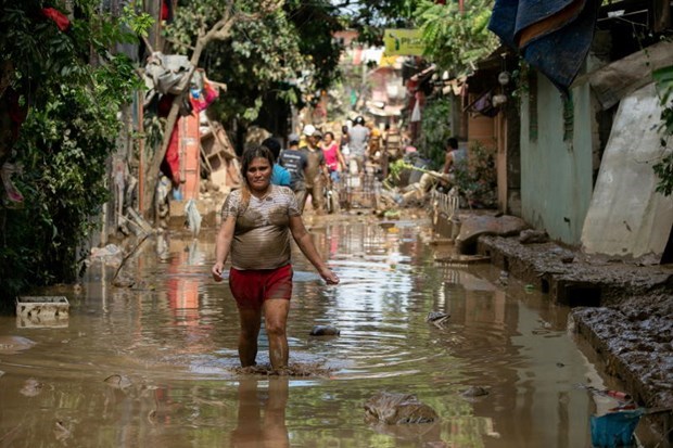 A woman wades through muddy floodwater following Typhoon Vamco, in San Mateo, Rizal province, Philippines in November last year. Illustrative photo. (Source: Bangkok Post)