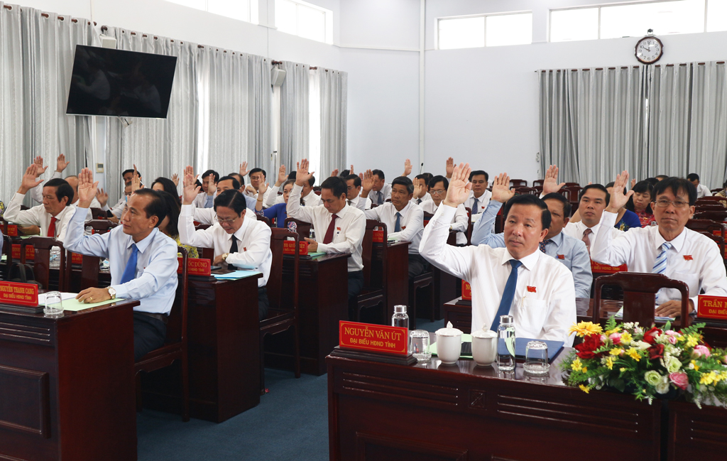 Delegates of the Provincial People's Council vote to pass the resolution