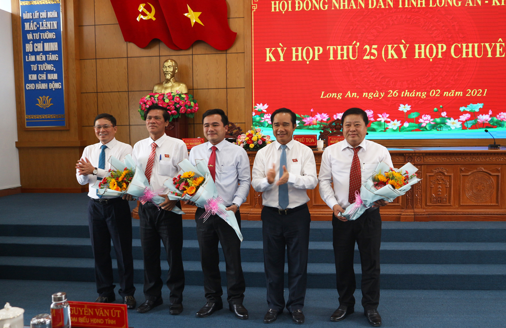 The Standing Committee of the Provincial People's Council presents flowers to the newly elected and dismissed members of the Provincial People's Committee position