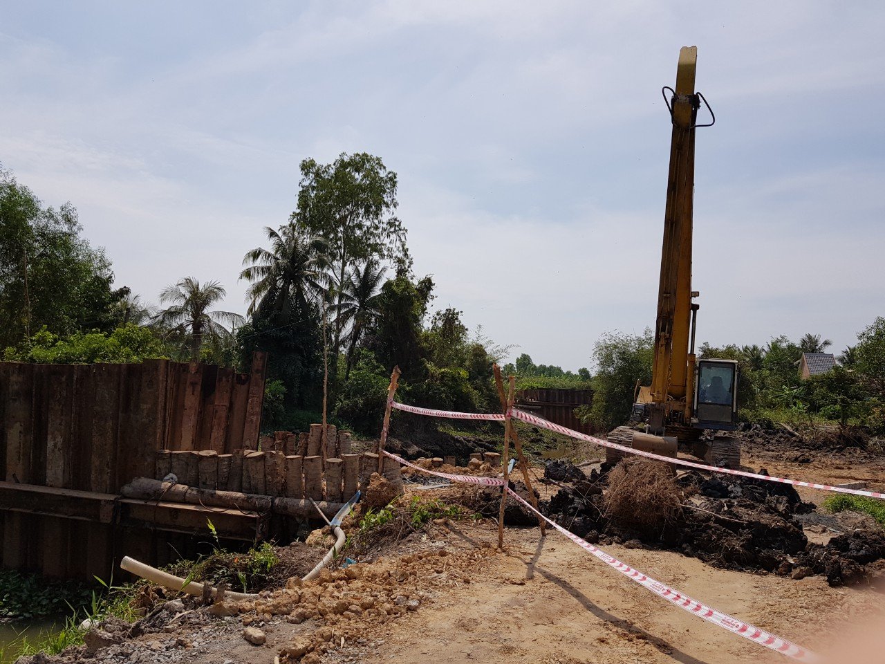 The key sluices on National Highway (NH) 62 are constructed with sluices and dams to prevent salinity, ensuring fresh water storage for agriculture production