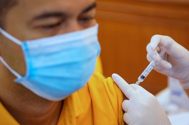 A man receives the Sinovac COVID-19 vaccine at Samut Sakhon hospital in Samut Sakhon province (Photo: Reuters)