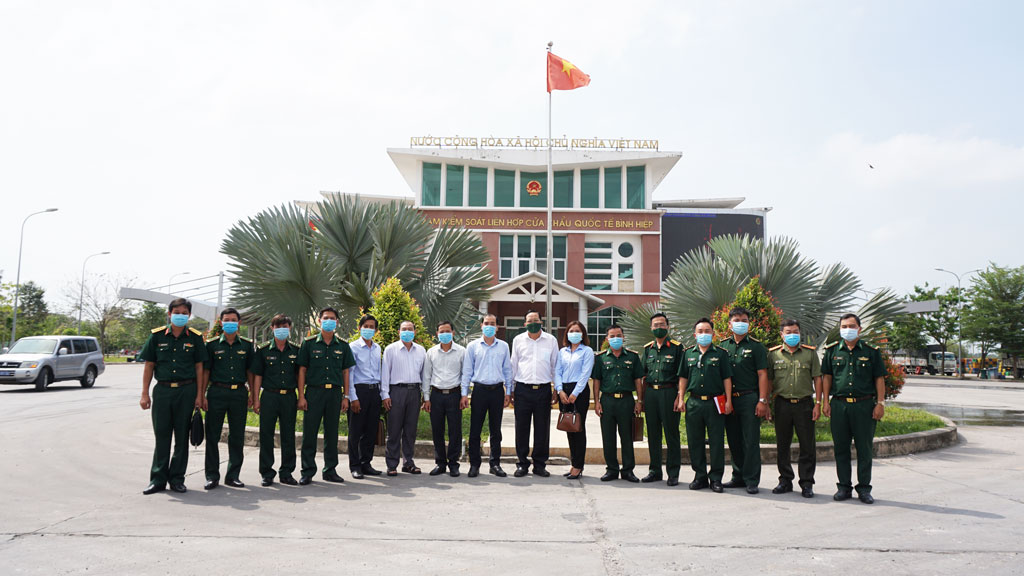 The delegation visits the on-duty force at Border Crossing Station of Binh Hiep International Border Gate