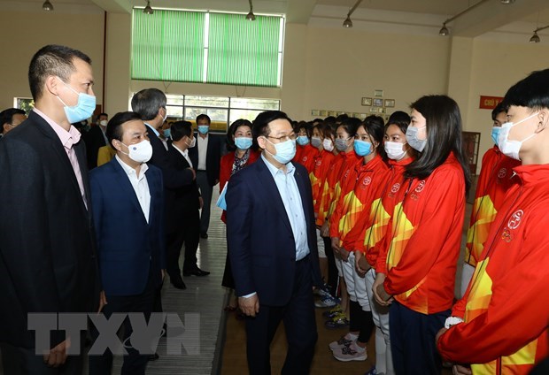 Secretary of the Hanoi municipal Party Committee Vuong Dinh Hue greets athletes on training (Photo: VNA)