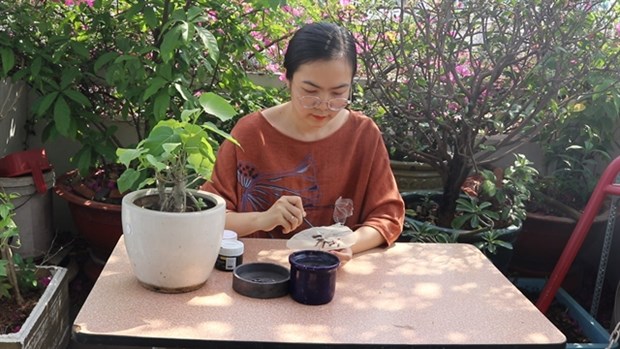 Duong Huong Nhien has been making colourful paintings on sacred fig leaves for around two years. (Photo: VNA)