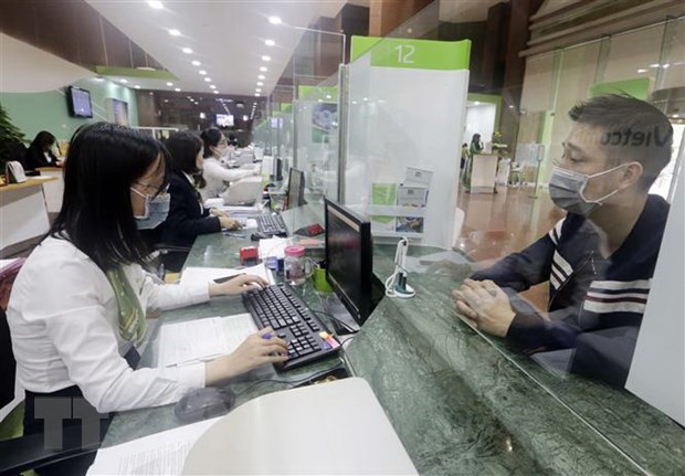 Transactions at a branch of Vietcombank (Photo: VNA)