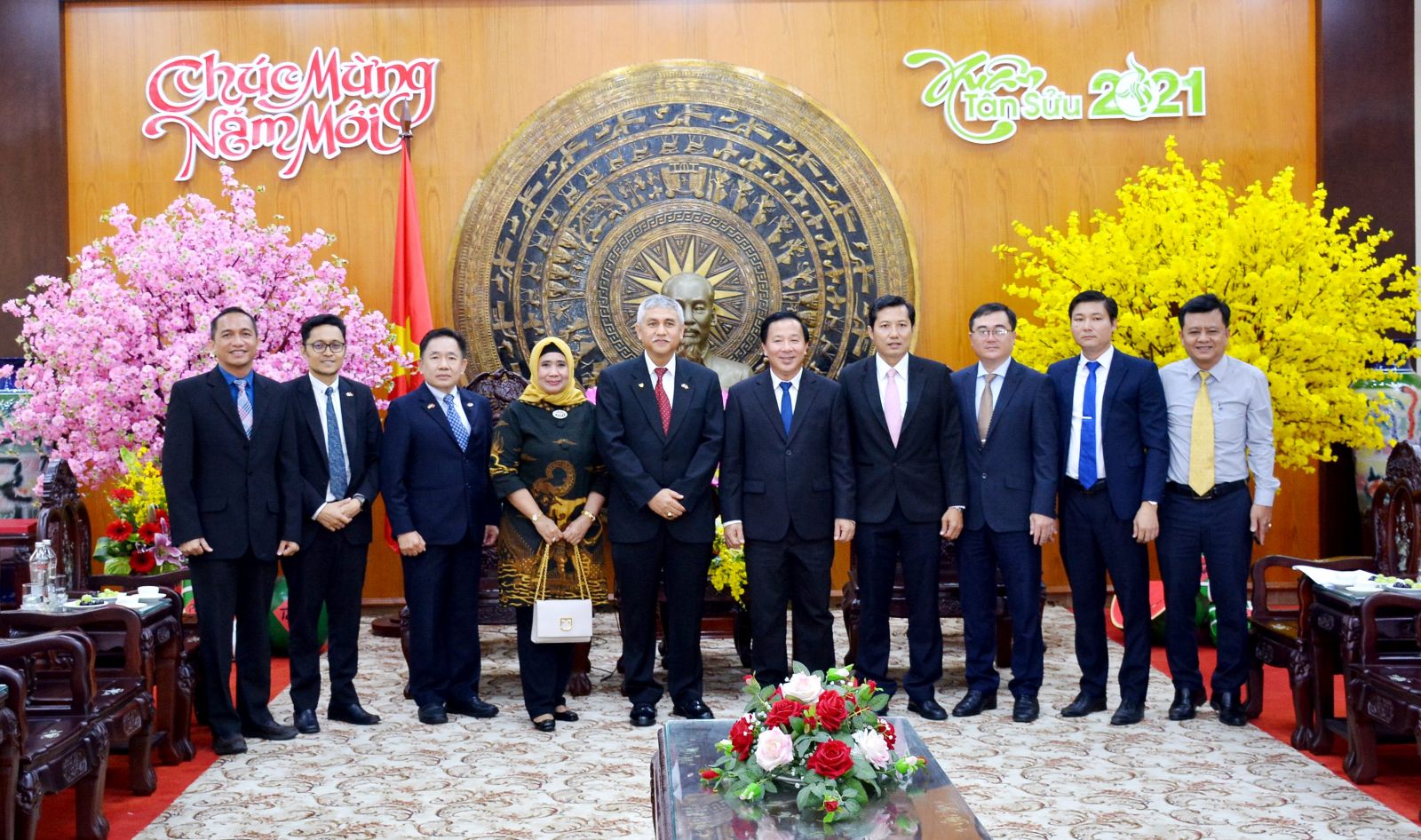 The delegation of the Indonesian Consulate took souvenir photos with the leaders of Long An province