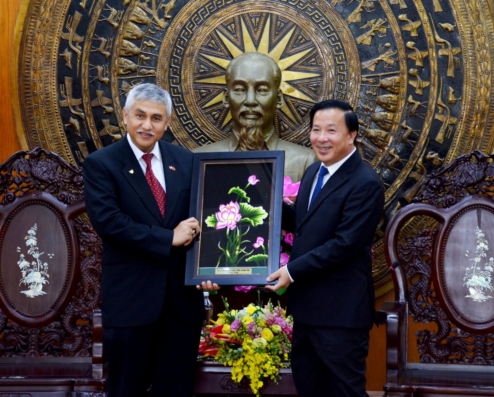 Chairman of the Provincial People's Committee - Nguyen Van Ut (R) presents a souvenir to Mr. Hanif Salim