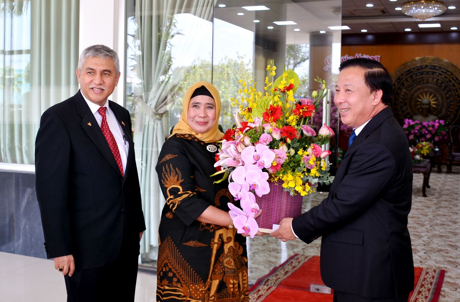 Chairman of the Provincial People's Committee - Nguyen Van Ut presents flowers to the wife of the Indonesian Consulate on the occasion of International Women's Day