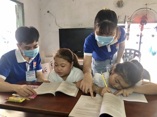 A Gia Su Ao Xanh (Green- Shirt Tutors) team teaches children from poor families in Thu Duc city’s Thao Dien ward. (Photo: VNA)