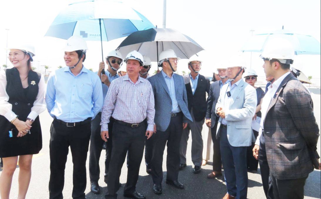 Deputy Secretary of the Provincial Party Committee, Chairman of the Provincial People's Committee - Nguyen Van Ut (caro T-shirt) introduces to the Korean delegation about key projects in Can Giuoc district