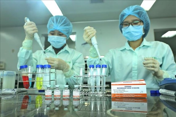 Employees at the Company for Vaccine and Biological Production No 1 (VABIOTECH) examine proteins in COVID-19 vaccine (Photo: VNA)