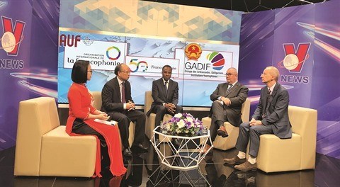 Chekou Oussouman (centre) and other participants in a roundtable discussion held in Hanoi on November 4, 2020, on the occasion of the OIF's 50th founding anniversary (Photo: VNA)