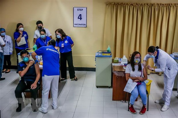 Tiêm vaccine phòng COVID-19 cho nhân viên y tế tại Manila, Philippines. (Ảnh: THX/TTXVN)