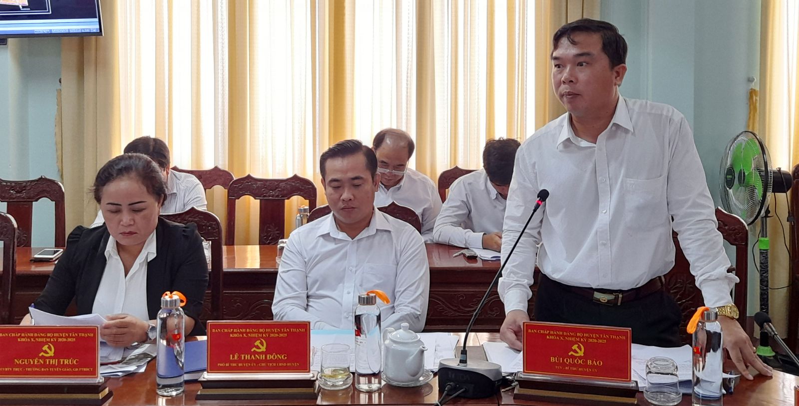 Secretary of Tan Thanh District Party Committee - Bui Quoc Bao reports the results to the delegation