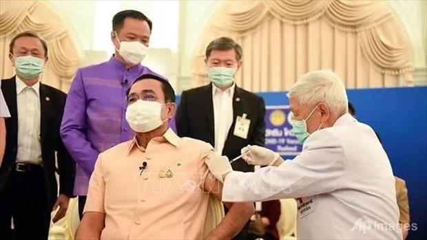 Prime Minister of Thailand Prayut Chan-o-cha is vaccinated against COVID-19 in Bangkok on March 16. (Photo: AP/VNA)