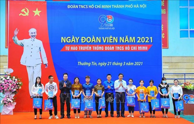 Representatives of the Hanoi youth union present gifts to workers in difficult circumstances (Photo: VNA)