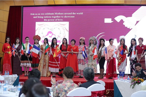 The event will be held in the form of a flight which brings artists to 13 countries to discover their cultures. (Photo: thanhnien.vn)