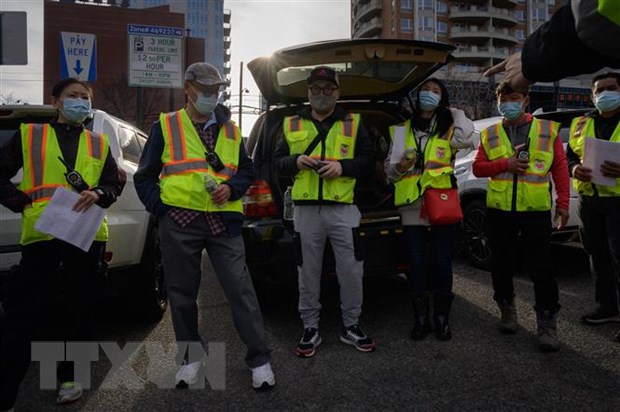 Các thành viên đội tuần tra bảo vệ người Mỹ gốc châu Á mang tên Public Safety Patrol (PSP) tuần tra tại New York, Mỹ, ngày 23/3/2021. (Ảnh: AFP/TTXVN)