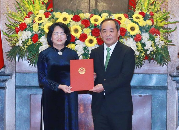 Vice State President Dang Thi Ngoc Thinh presents the State President’s decision to appoint Le Khanh Hai to the post of head of the President Office (Photo: VNA)