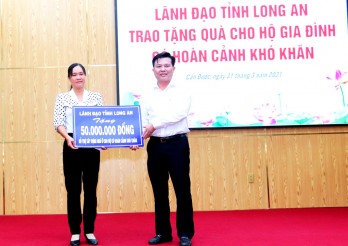 Phó Bí thư Thường trực Tỉnh ủy Long An tặng quà hộ khó khăn huyện Cần Đước