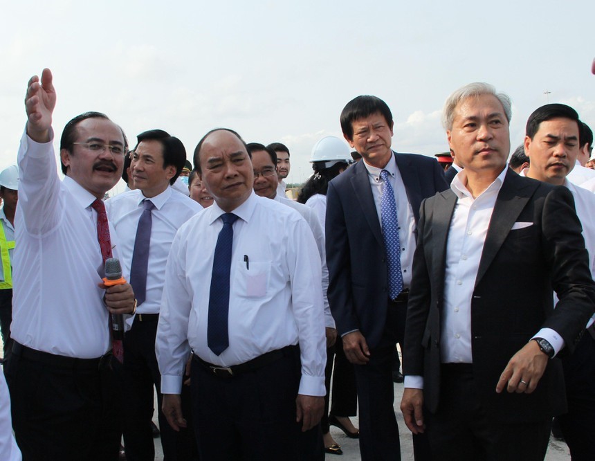 Prime Minister Nguyen Xuan Phuc (2nd, L) surveys the construction location of LNG Long An I & II Power Plant in Southeast Asia Industrial Service Area, under the Long An International Port project