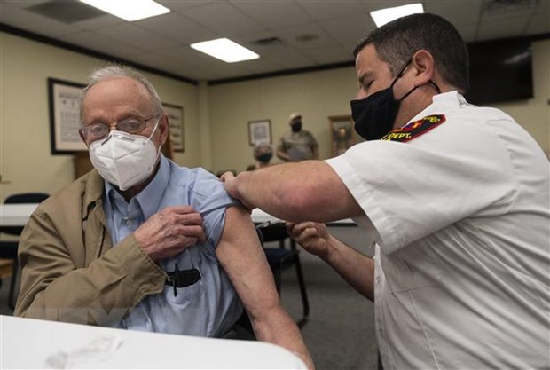 Tiêm vaccine ngừa COVID-19 cho người dân tại Lynchburg, bang Virginia, Mỹ. (Ảnh: AFP/TTXVN)