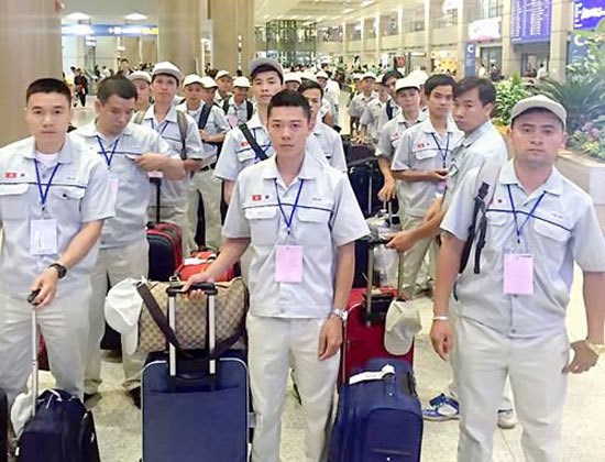 Vietnamese labourers go to work abroad (Photo: VNA)